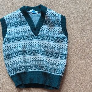 Unisex Sweater Vest In A Green And Cream Pattern.  Size 8